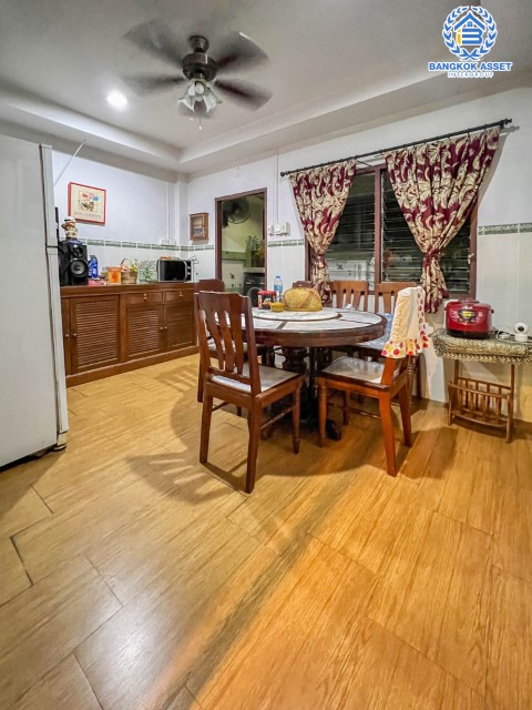 *****ทาวน์เฮ้าส์มือสองย่านนนทบุรี ม.ลภาวัล5 รัตนาธิเบศร์ เนื้อที่ 18 ตร.ว.  ฟังก์ชัน 2 ห้องนอน 2 ห้องน้ำ ที่จอดรถ 1 คัน บ้านสไตล์วินเทจ ภายในสวย ราคาสุดคุ้มค่า บนทำเลแห่งการเดินทาง ใกล้รถไฟฟ้าสายสีม่วง "สถานีบางรักน้อย-ท่าอิฐ"